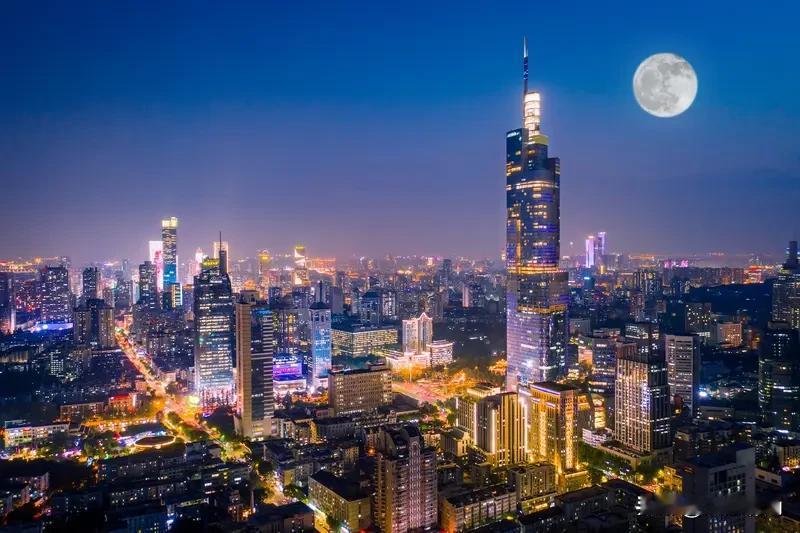 工作稳了。婚期定了。晓宇决定在南京买房。晓宇和相恋多年的女友感情稳定，