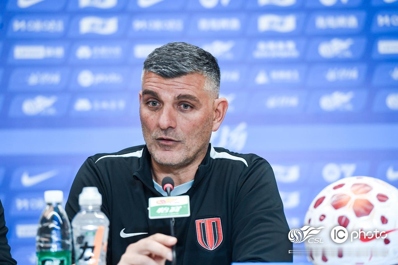 4月20日下午，成都蓉城队主教练约翰・阿洛伊西与队员马特乌斯・茹萨出席成都蓉城v