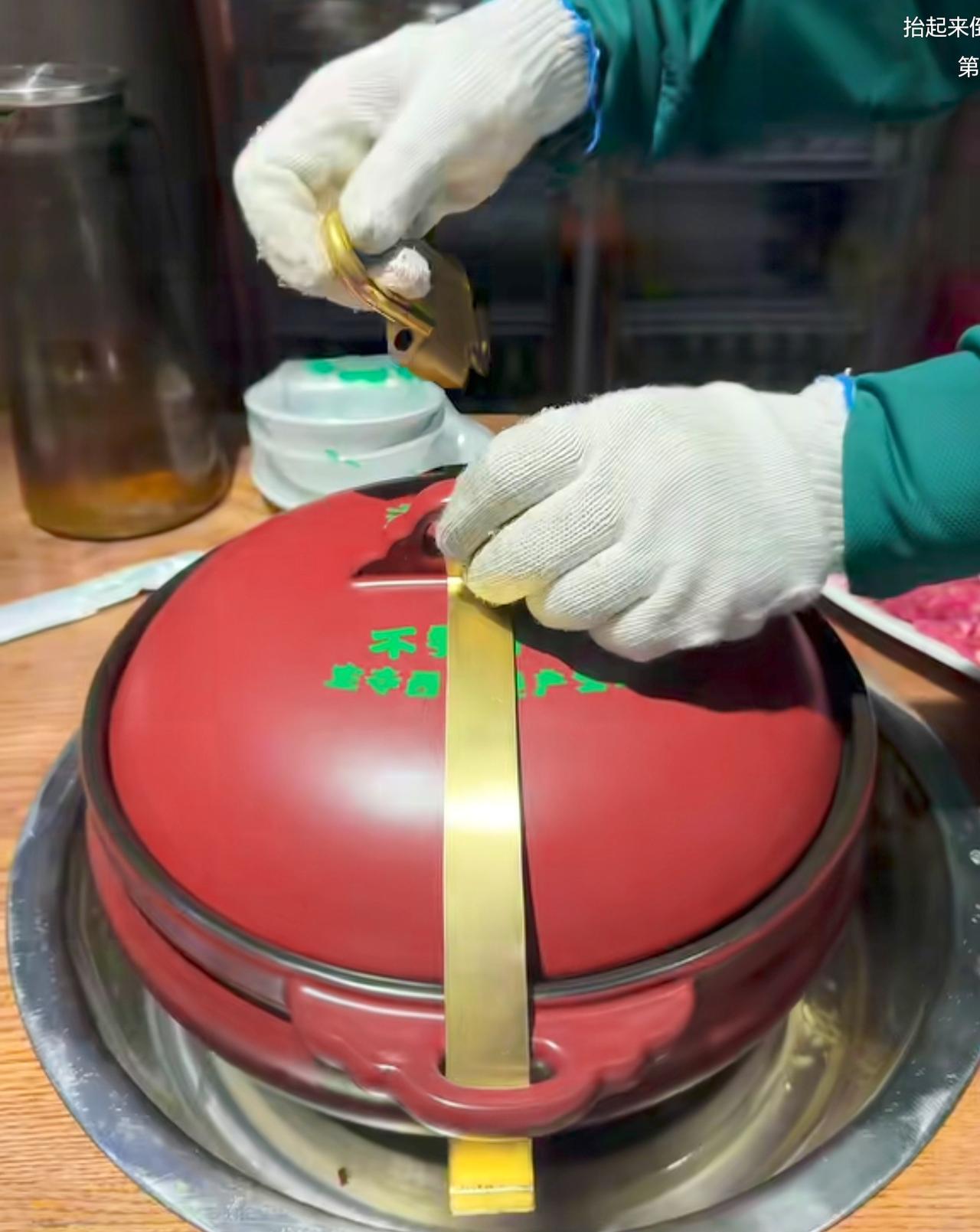 真稀奇！成都一火锅店吃云南菌汤锅时，服务员竟然把锅给锁了扬长而去，还发话20分