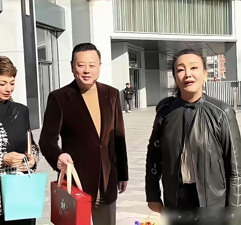 麻六记这波，说起来挺唏嘘的。前两年直播间里多火啊，张兰拿着酸辣粉连说带比划