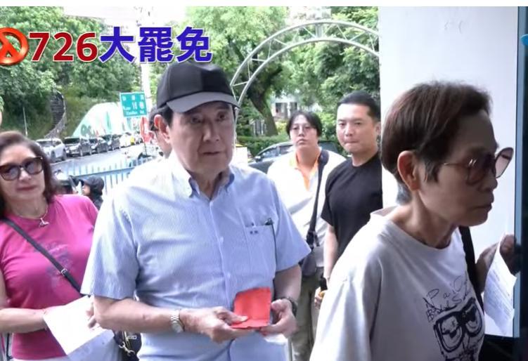 马英九完成大罢免投票马英九今早8点多来到住区投票点排队等待投票，稍早也已完成大