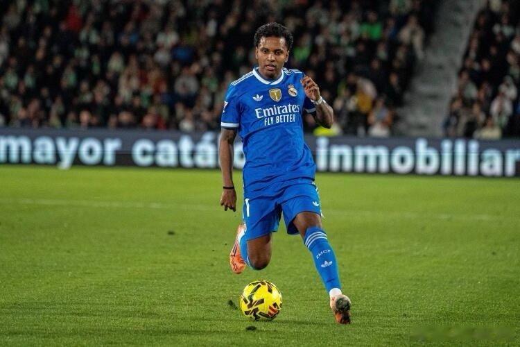 降价！西媒：皇马愿以7000万欧出售罗德里戈||⚽粤体育12月08日讯据西媒De