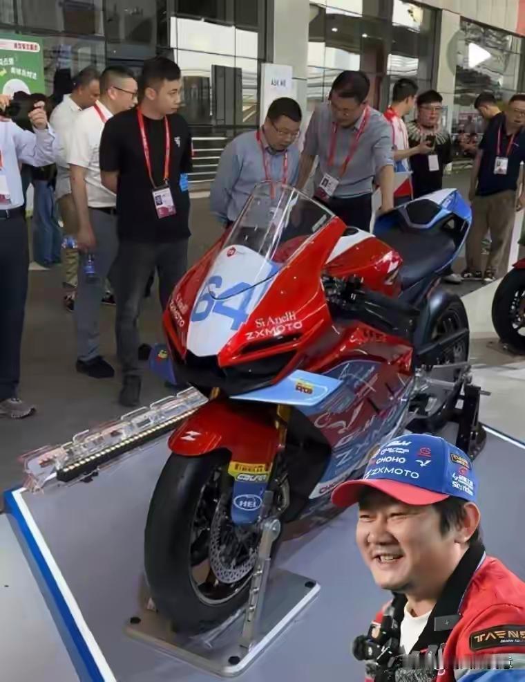 一夜之间，全国车友都在为一辆国产摩托疯狂。张雪机车拿下世界顶级赛事冠军，不仅打破