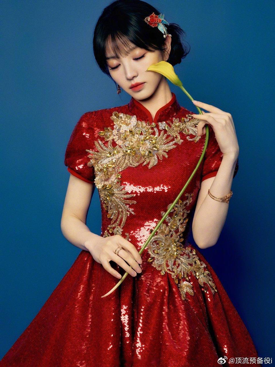 央妈就跟田曦薇的站姐似的，年画娃娃