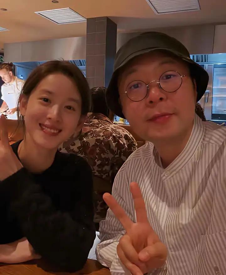 这两人竟然成了好朋友。经常在一起。