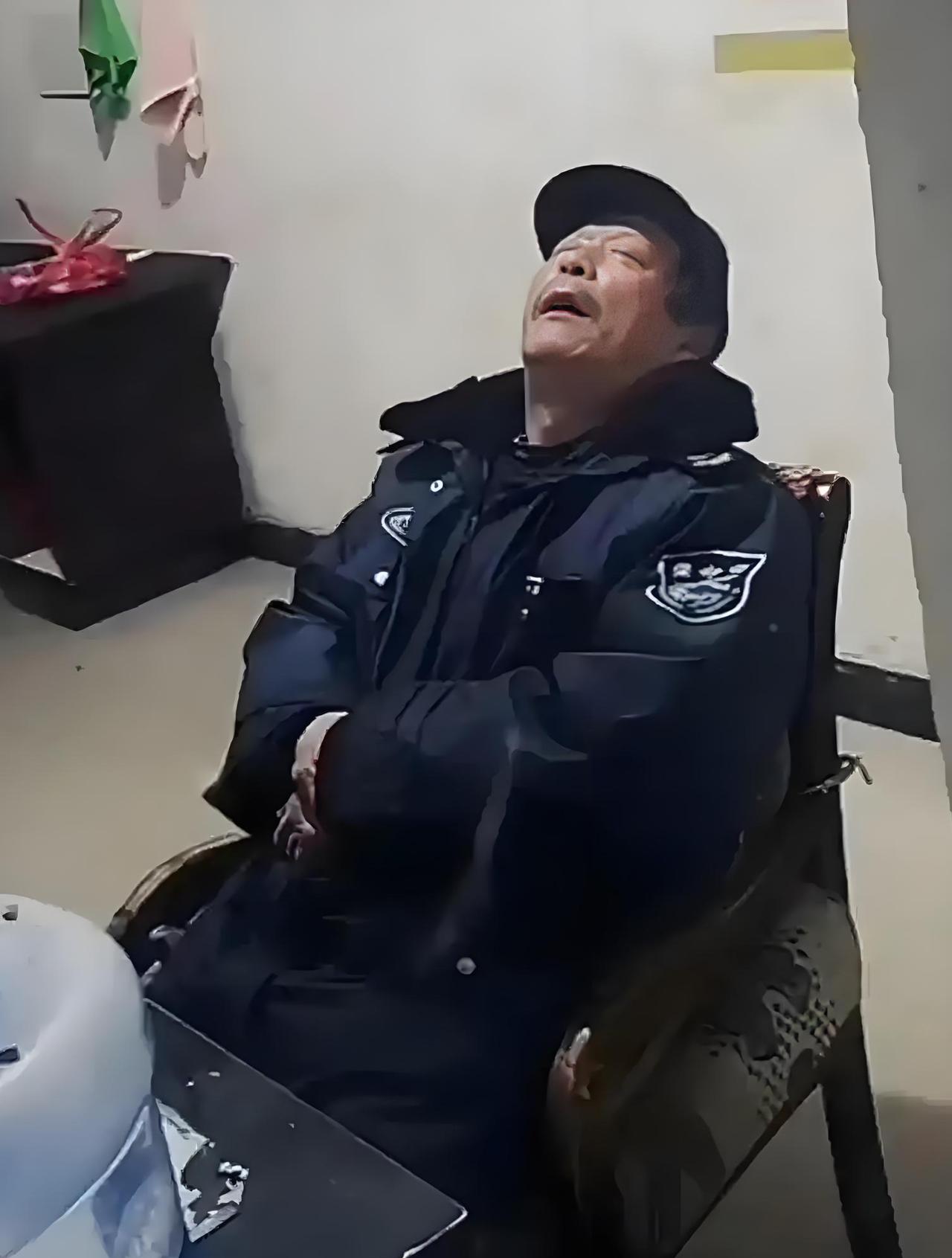 有个哥们，57岁了，公司不赚钱，关了，然后去当了隔壁小区保安。因为他觉得，在家也