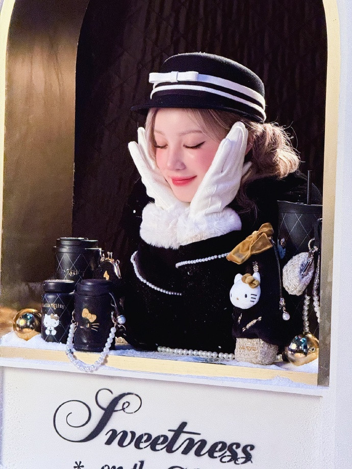 宋雨琦的雪景穿搭融合甜酷风与黑白kitty猫元素，可爱与飒爽并存，造型细节彰