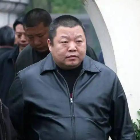 2018年，臧天朔临终前，屏退全部家人，包括他的妻子李梅，唯独留下了斯琴格日乐，