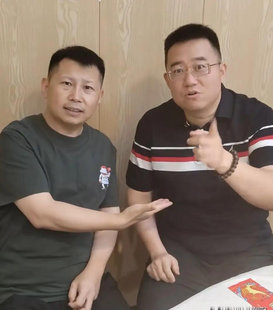近日，著名相声演员甄齐和著名相声演员、一级演员何云伟一起吃饭时候，甄齐称呼何云伟