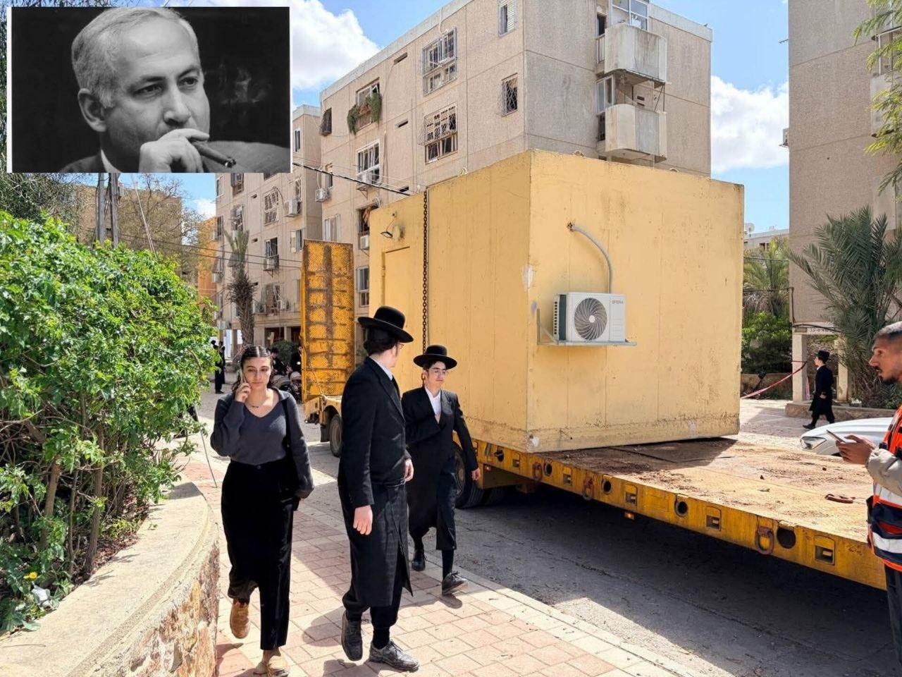 以色列总理内塔尼亚胡在访问阿拉德（Arad）期间，曾为自身安全起见随行携带了一座