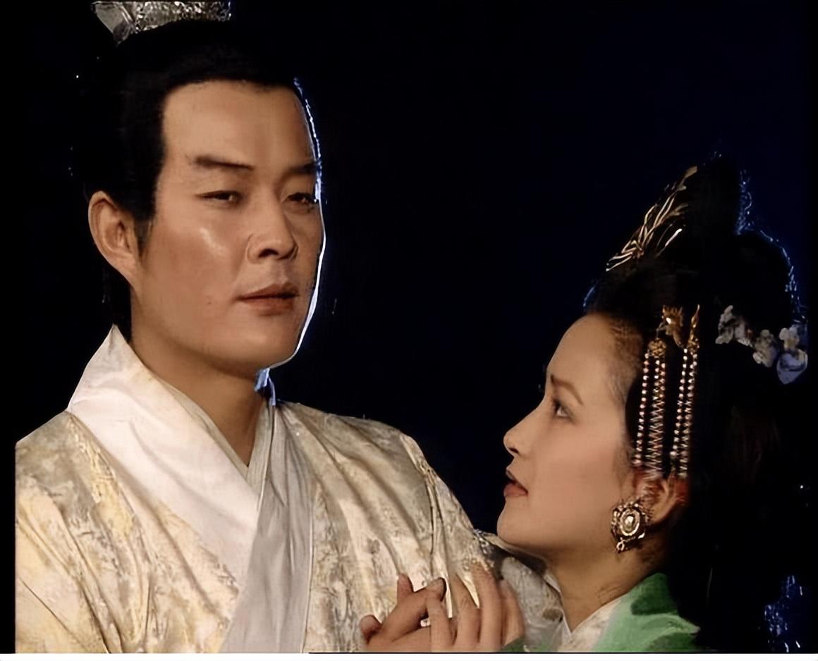 公元210年，周瑜因病去世，孙权来奔丧，看着周瑜5岁的女儿，说道：“给我做媳妇吧