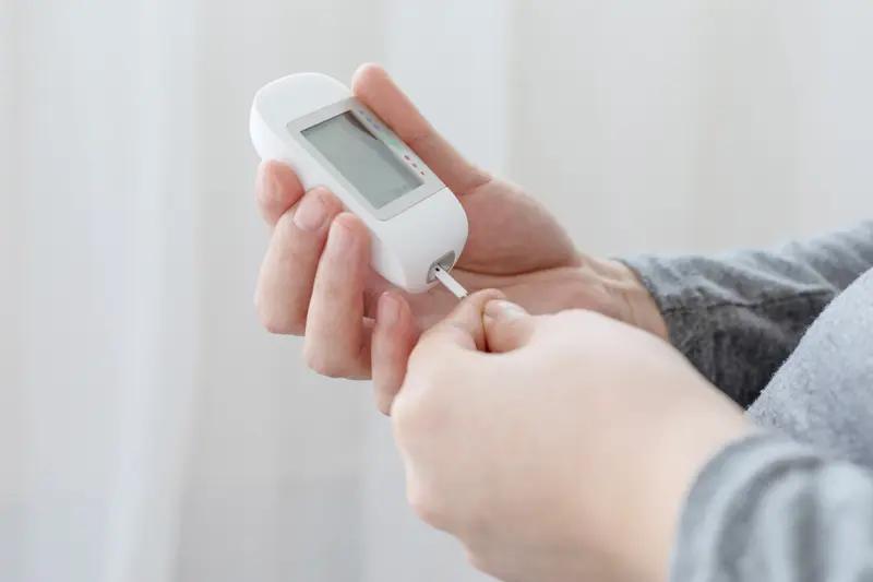 空腹血糖7.9mmol/L算高了。正常人空腹血糖应在3.9-6.1mmol/