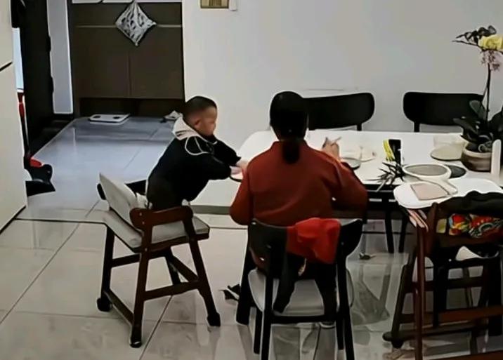 奶奶帮忙照看孙子，孙子吃饭时不慎从椅子上摔下，妈妈生气地说，这已经不是第一次