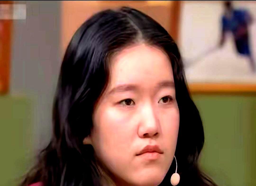 英达小女儿看巴图的眼神，藏着整个豪门内斗的结局。那个眼神里没有轻蔑，全是关