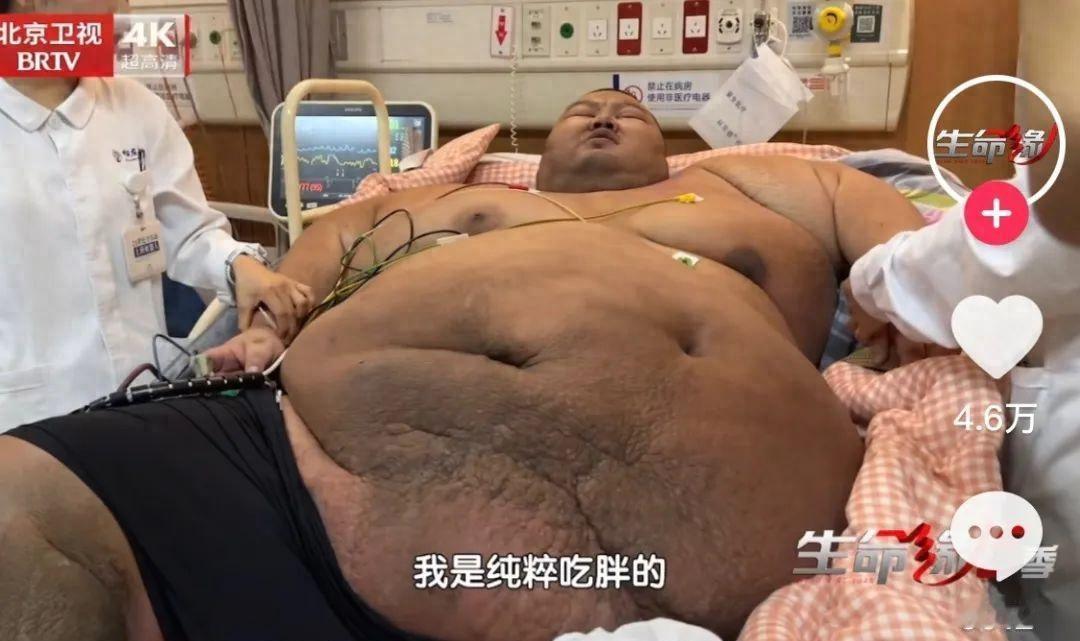 内蒙胖小伙3年不回家，胖到718斤，母亲再见时哭了：这怕有1000斤。内蒙古一胖