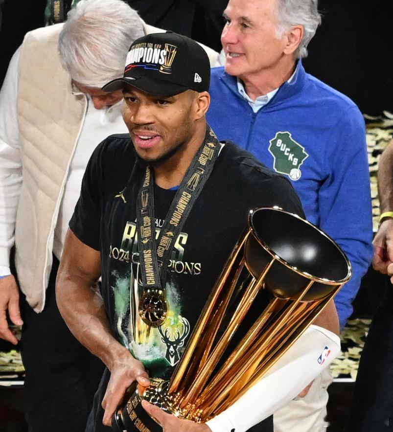 马刺将在明天的NBA杯决赛中对阵尼克斯。今日福克斯接受了NBA官方的采访。谈到参