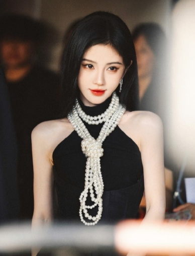 果然“生图权威”名不虚传！糊图都挡不住的美貌暴击，全世界都在偶遇鞠婧祎，除了我本