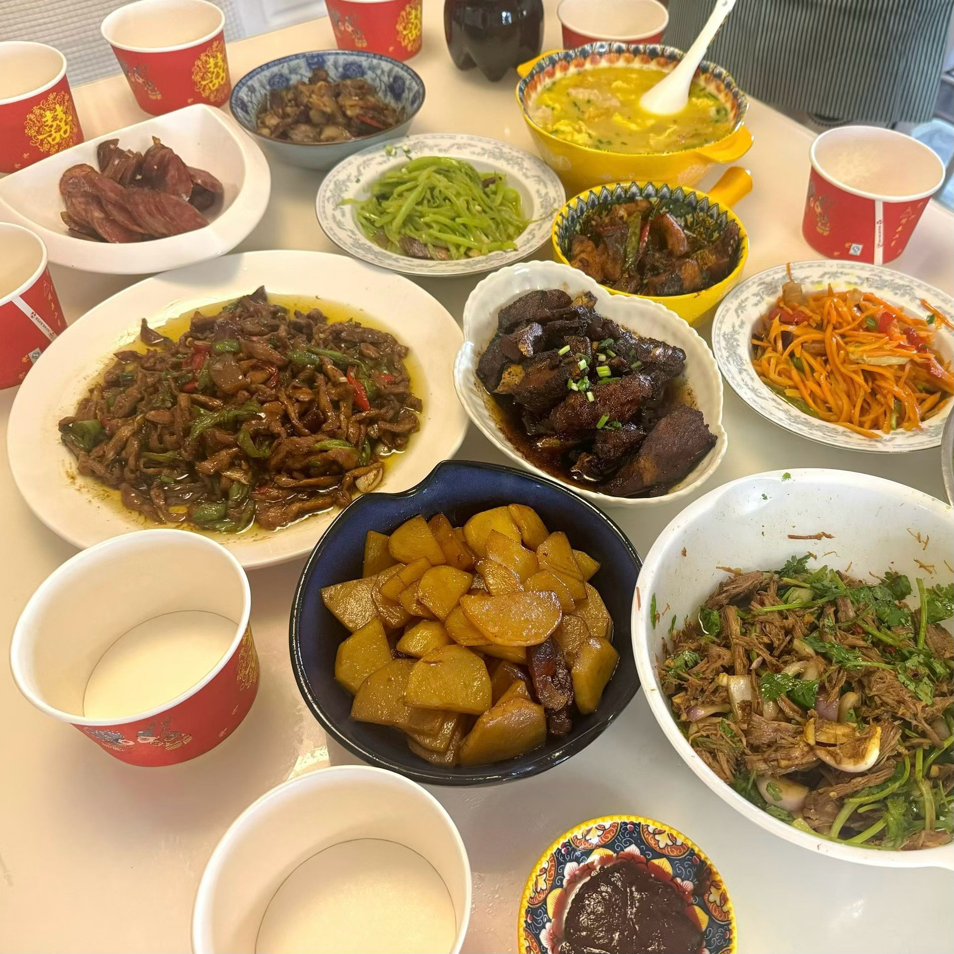 快乐就是：躺平上桌，坐等开饭。不用洗菜不用炒菜，只管张嘴干饭。不可辜负的美食