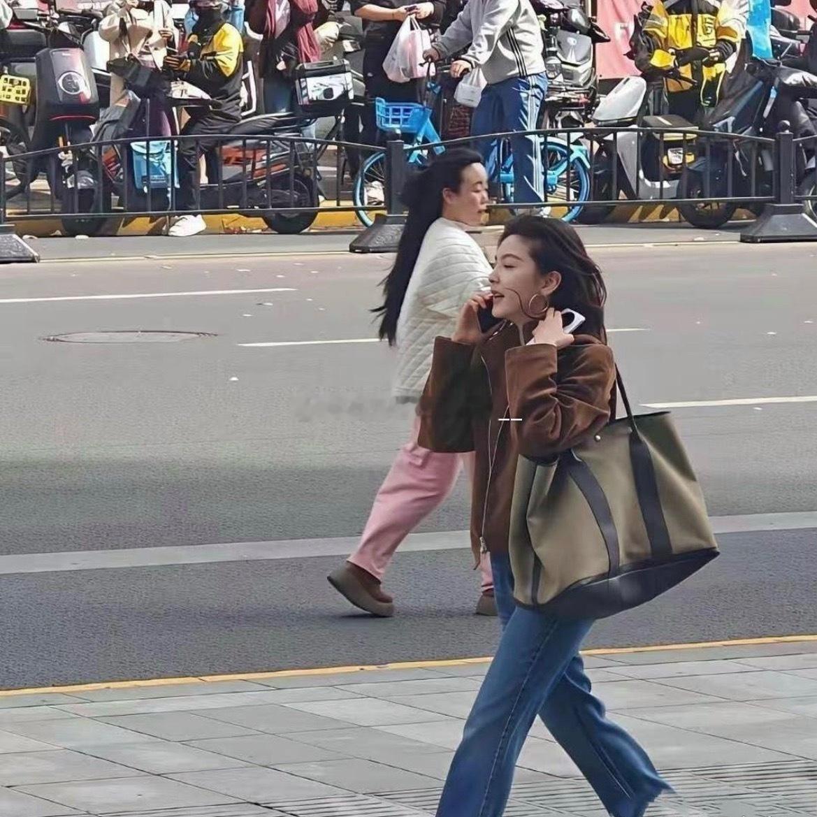 偶遇章若楠就懂了，明星的淡颜在现实中的冲击力有多大