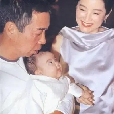 1994年，林青霞答应了富商邢李源的求婚，秦汉赶紧求助琼瑶：“您帮我挽回她吧！”