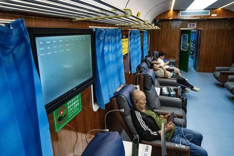 杭州东站东广场多了列超贴心的“绿皮火车”，其实是免费的“星辰守护”夜间休息区，专