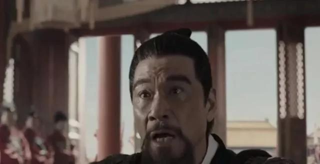 他倒下时，军营里没人敢说“皇上死了”，连太医开的方子都没人敢贴出去。锡做的棺