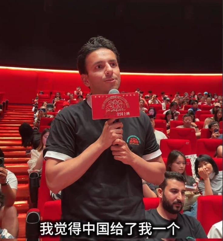 “龙餐馆”伊拉克演员方浩明：中国姐夫想尽一切办法，才让我们来到了中国！近日，电影