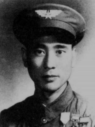 1949年2月19日晚，一架飞机忽然在唐山附近郊区迫降，情形看起来颇有些危急。