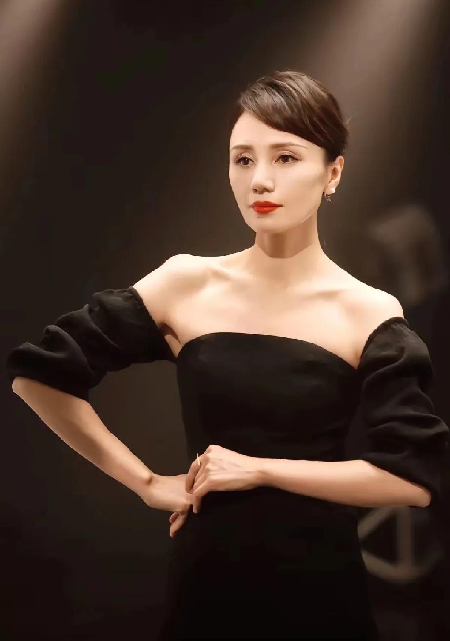 谁能想到，影帝夏雨如今活成了“文艺运动达人”！近期在北京某公园，他一身运动装，肌