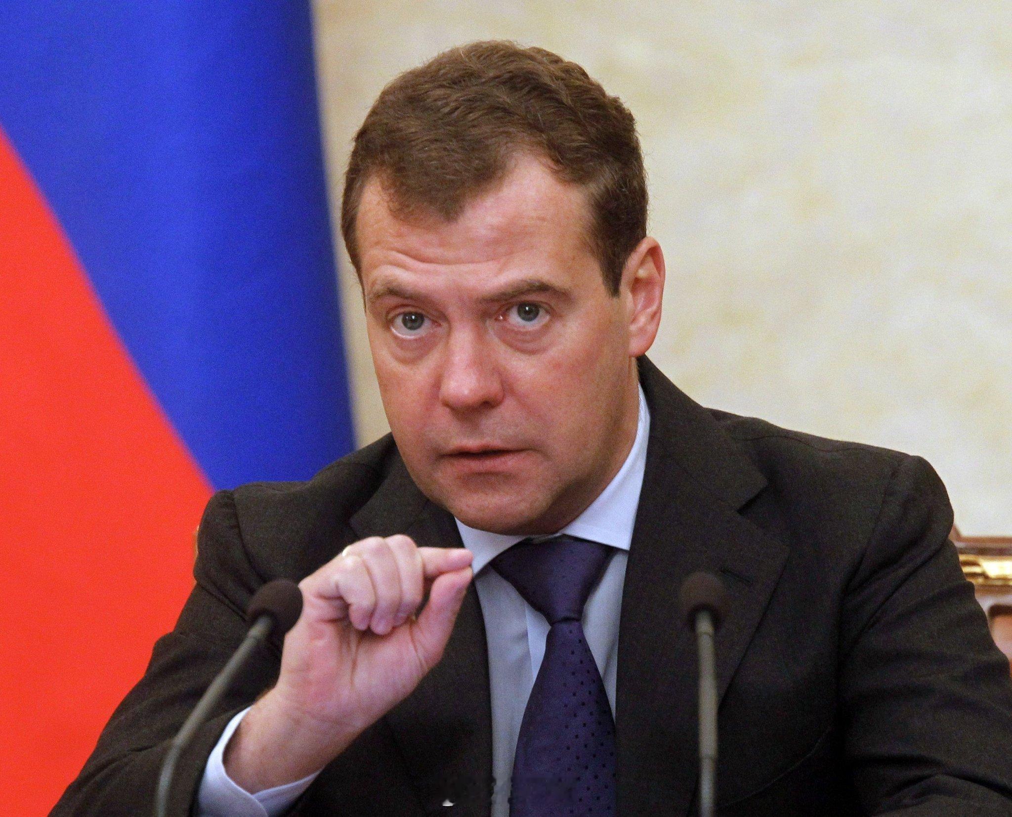 刚刚收到的消息：梅德韦杰夫警告称，如果英国和法国的核技术被转移至基辅，莫斯科将考