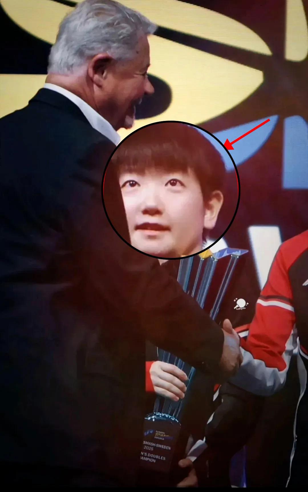 这张照片到底出自哪位摄影师之手啊，拍得也太绝了！那一束光，正好衬得莎莎的眼神无