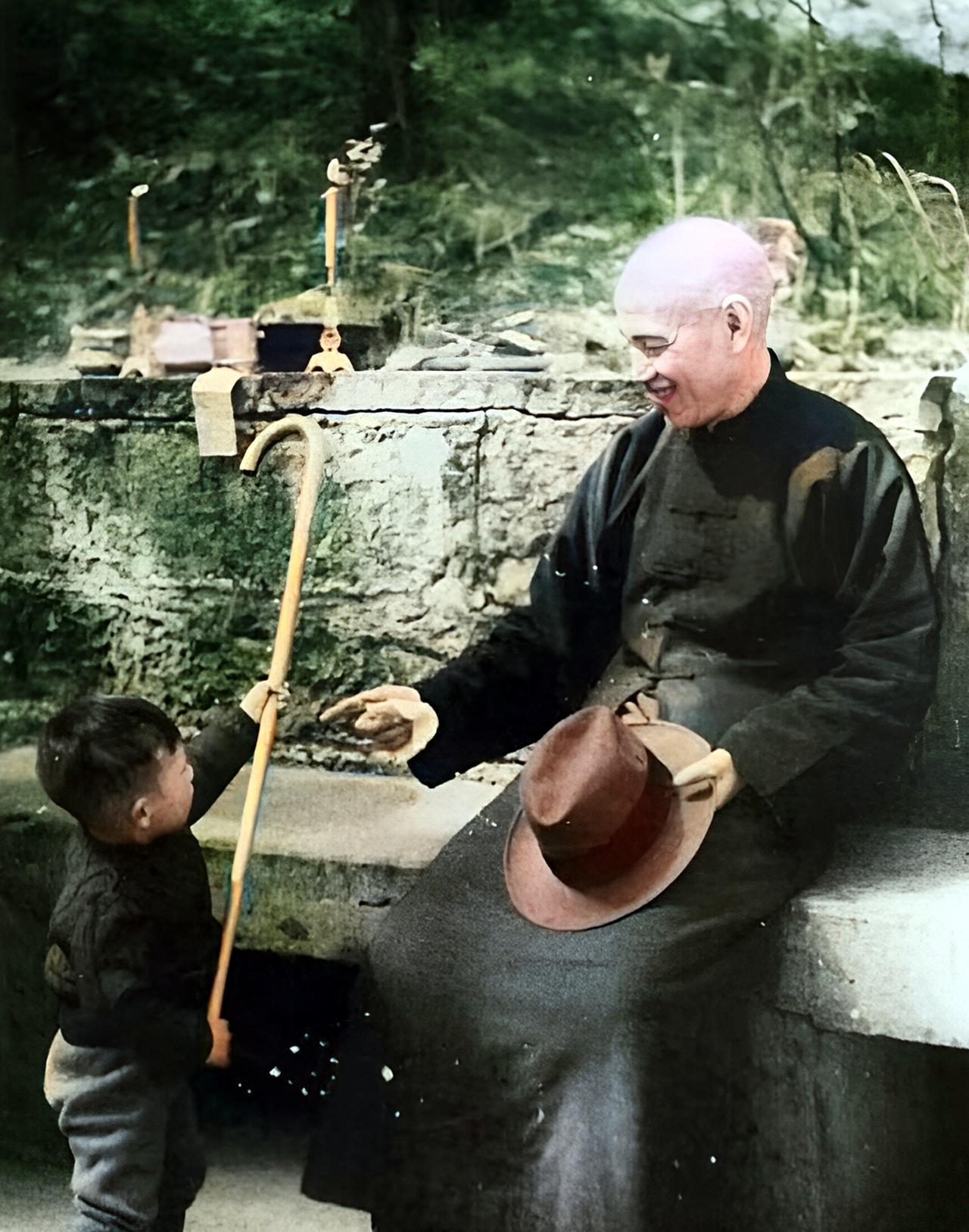 1940年代，小孙子双手用力举起手杖递给爷爷蒋中正。蒋中正一边笑得合不拢嘴，一边