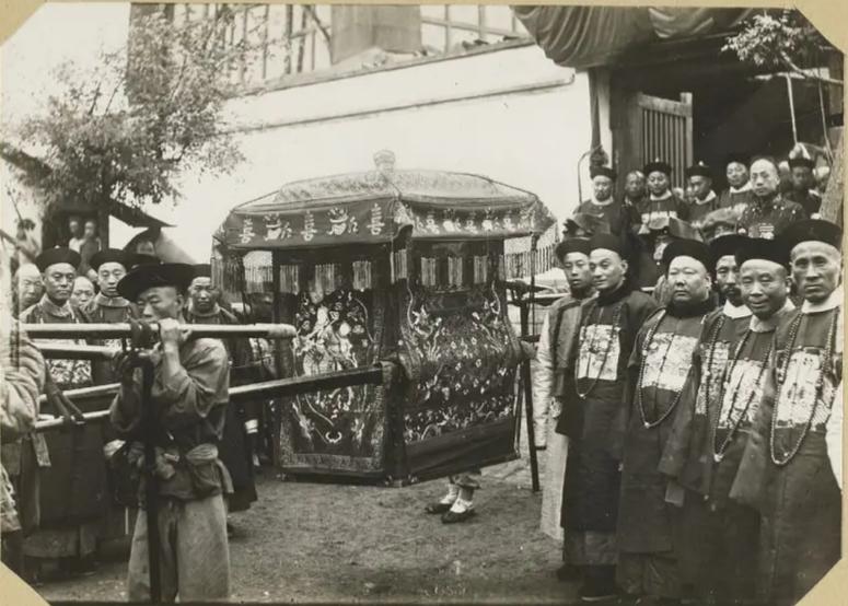 晚清1900-1910年，照片选自《清王朝的最后十年：拉里贝的实景记录》。