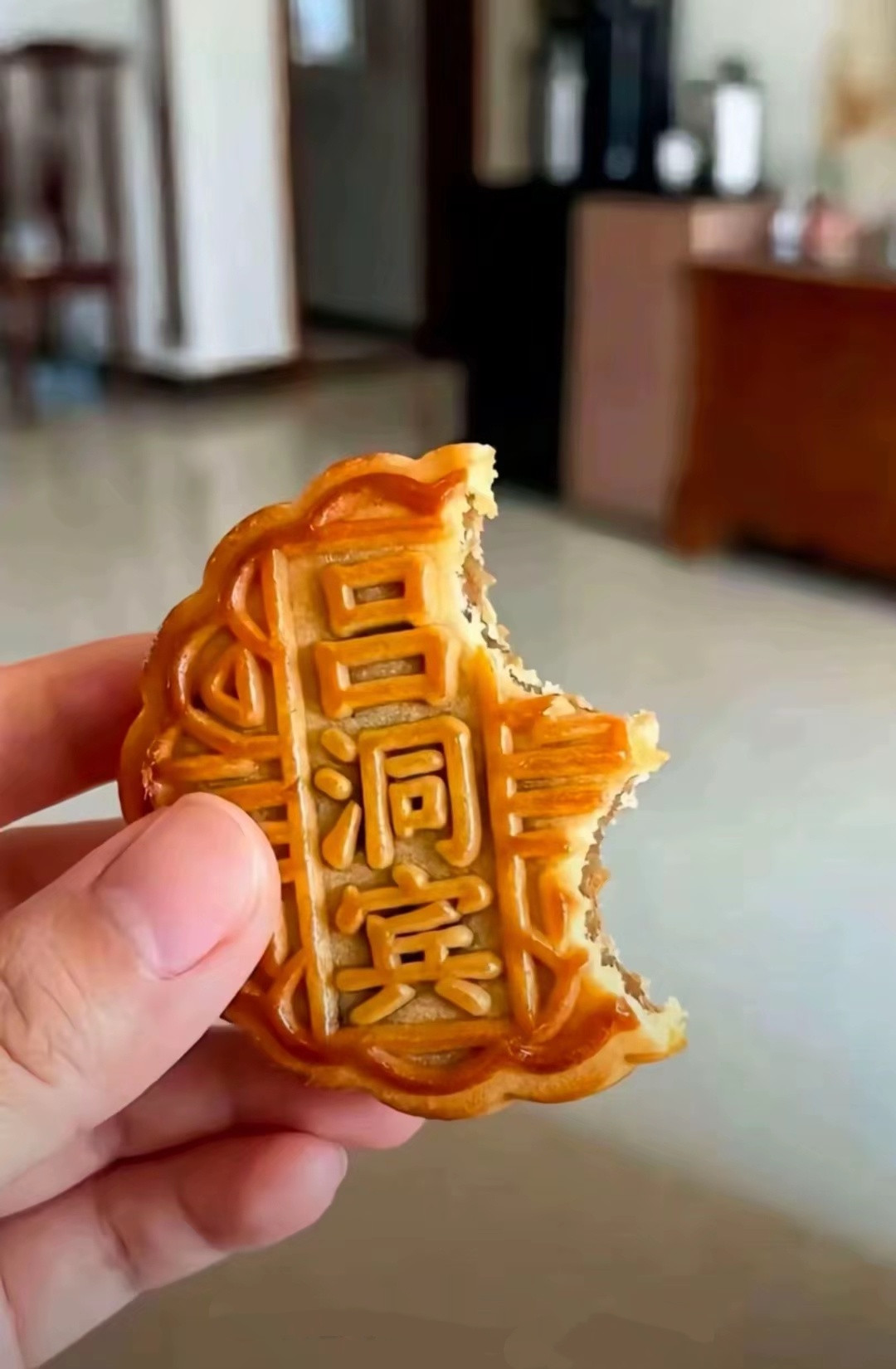 朋友拿来的，咬了两口了才看见[捂脸哭]​​​