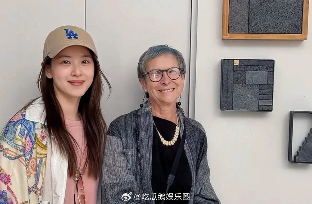 奶茶妹妹章泽天晒出了她参观MASA现代艺术展的照！