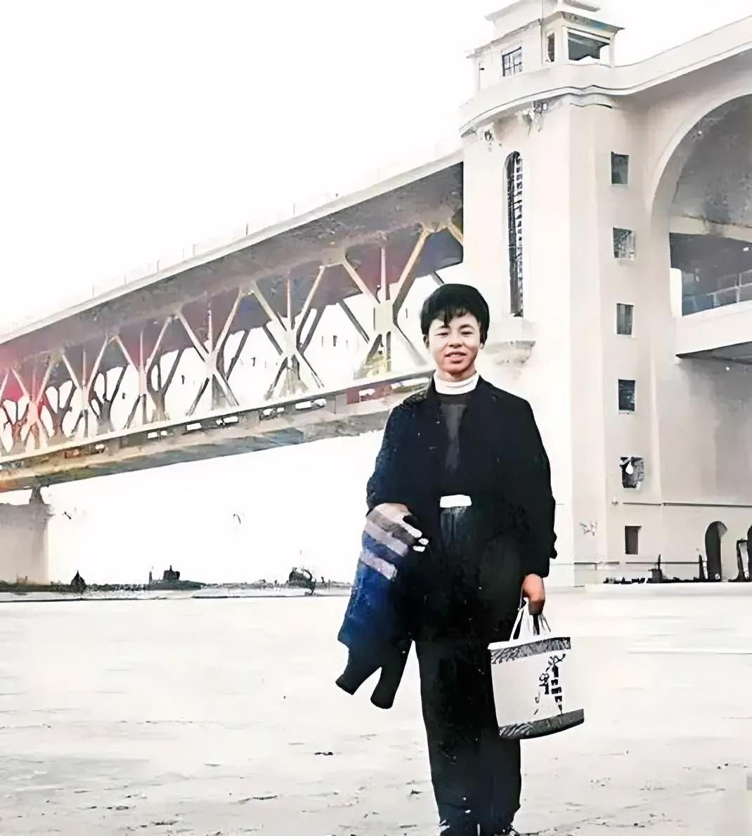 1958年雷锋在武汉长江大桥留下的珍贵照片，这是他的真实容貌