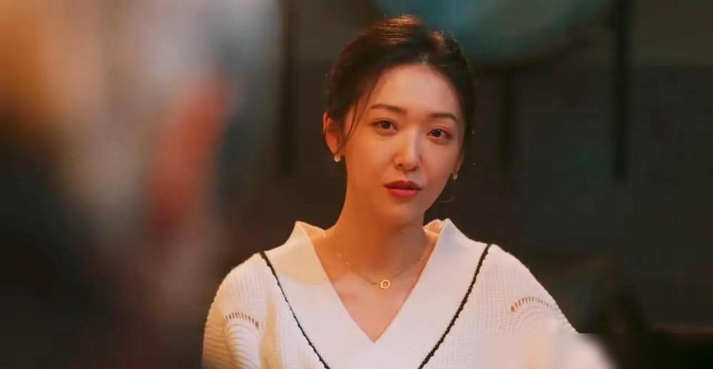 崔国明推开年轻漂亮的周小丹那晚，全城都在笑他傻。直到鼎庆楼重新挂上匾，那位杨小姐