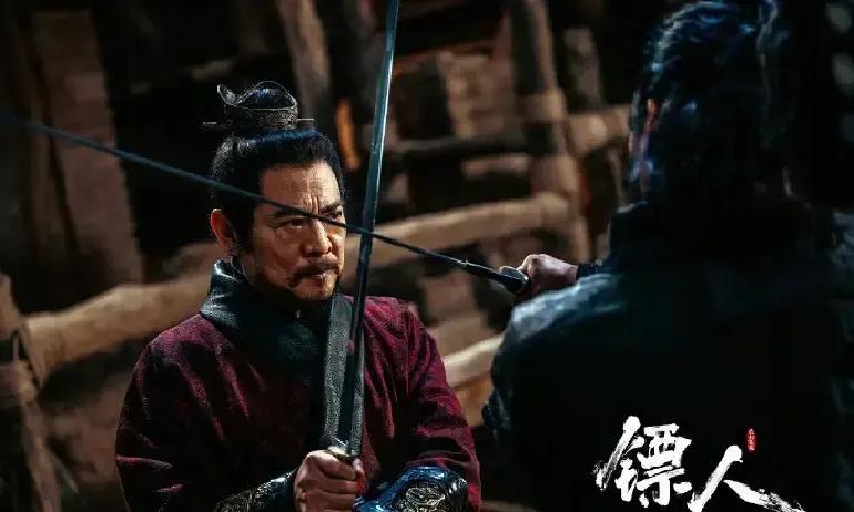 《镖人》动画第二季大结局片尾突然冒出三位白发老头剪影，背刀拄杖抱剑，配了句篆体“