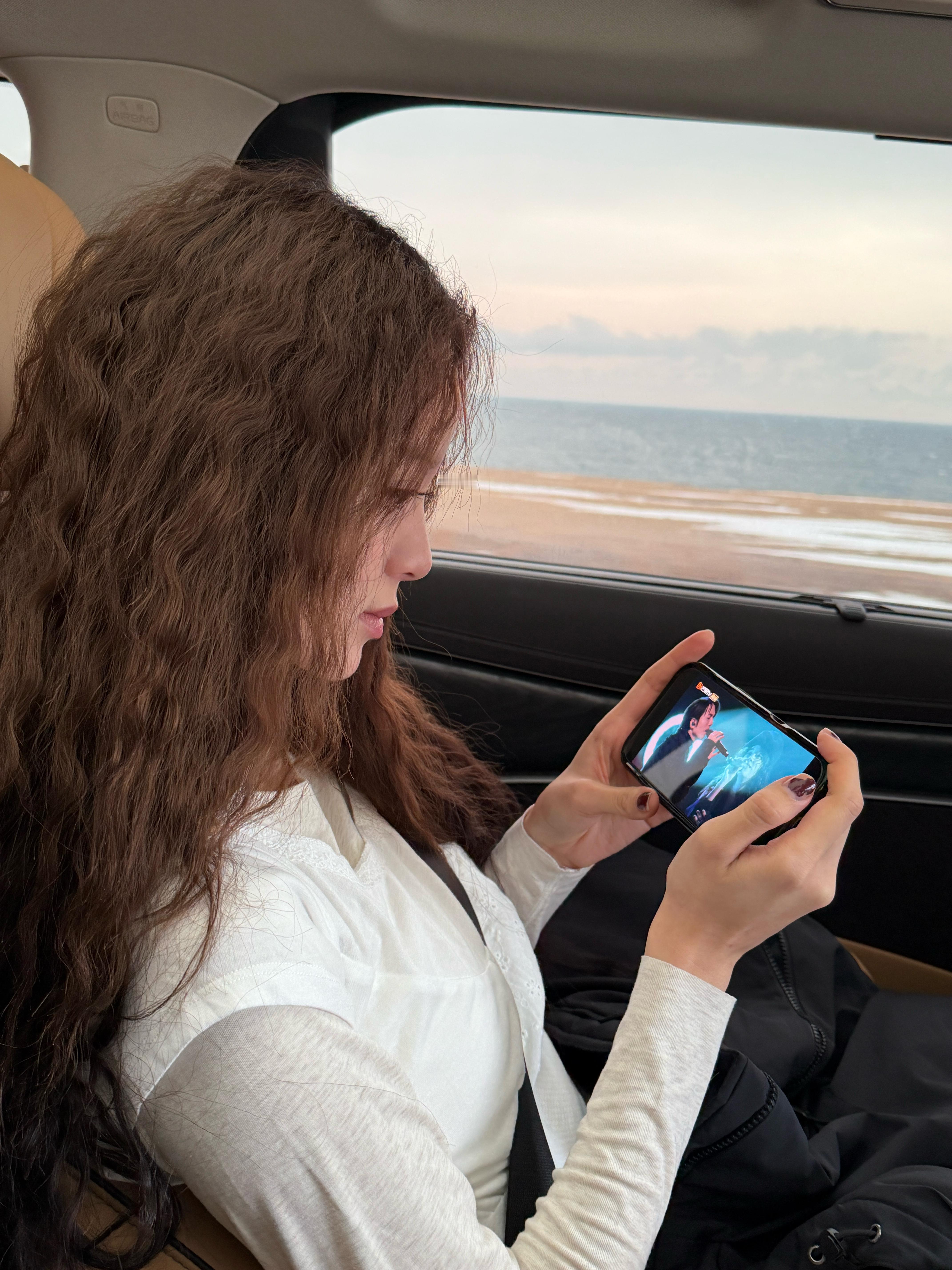 欧阳娜娜老自看老己欧阳娜娜这波老自看老己也太可爱了吧！捧着手机沉浸式回看《轻