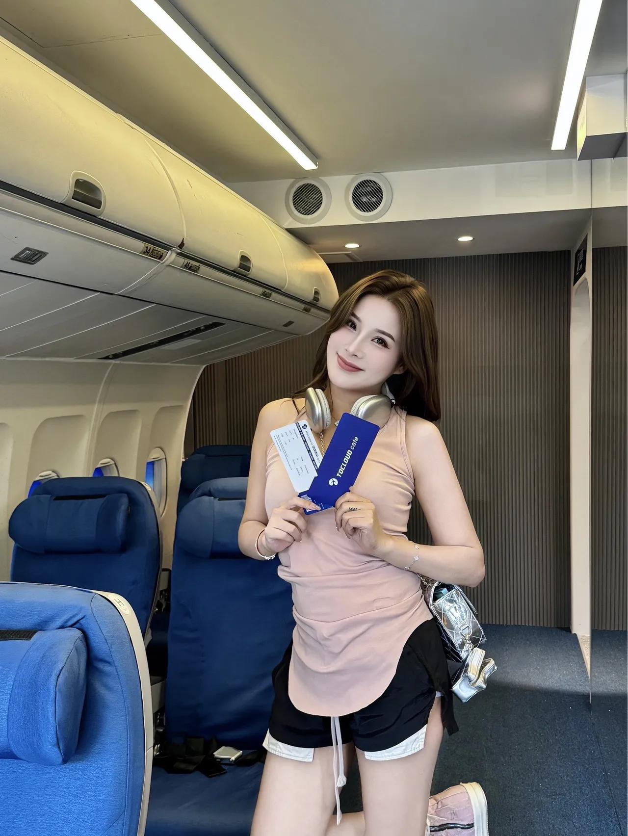 乘飞机旅行日记📸登机牌和耳机，开启一段美好的旅程！😊🛫️