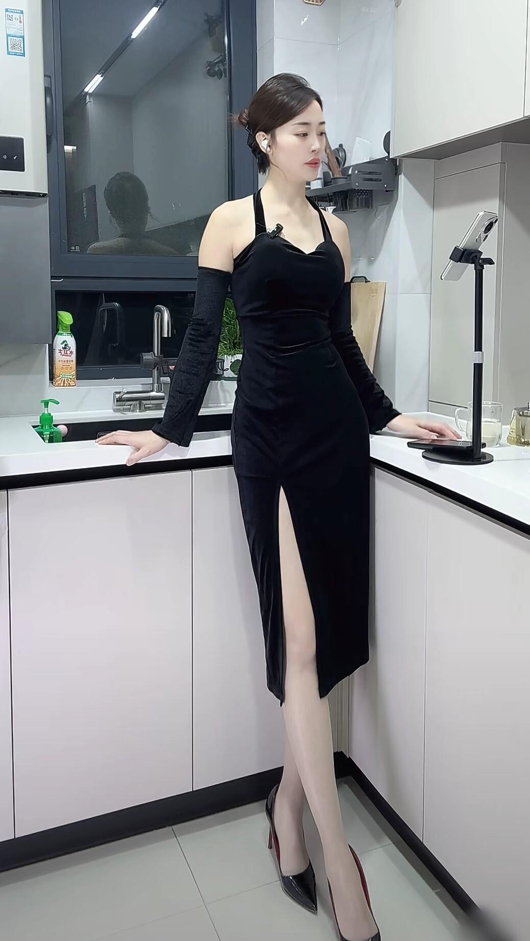 优雅黑裙，厨房里的时尚女神👗💃