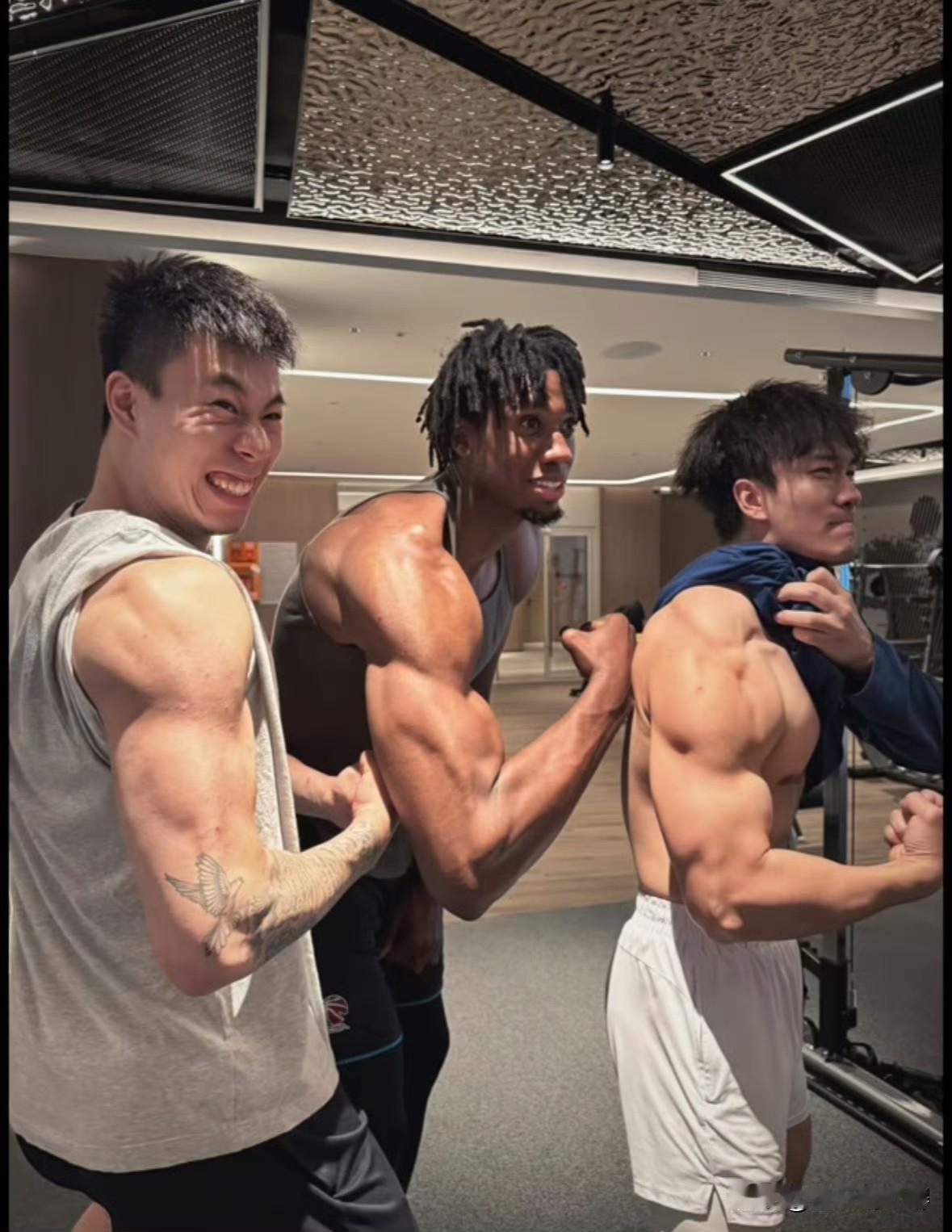 张镇麟都卷到上海去了，近期上海队训练师爆出了一组照片，照片中张镇麟、大白边和他面