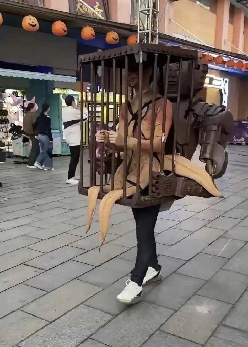 成都的正常的人不多了​​​