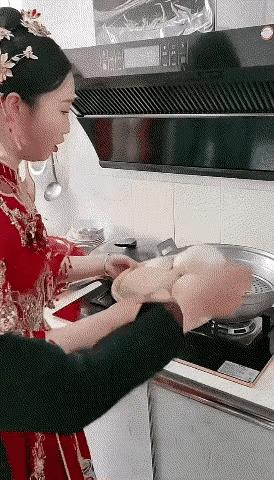 如果说让新娘现发面在蒸馒头她说不会我能理解，可是让新娘热馒头你全给到地上了，就是