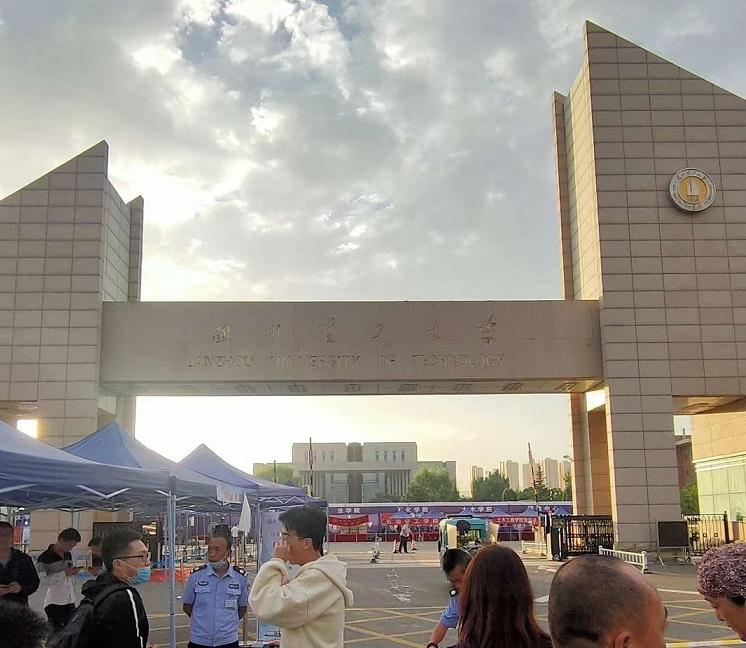 五年前，侄女考上了外省的一所211师范大学，她考的是定向师范生，毕业后分配到了宁