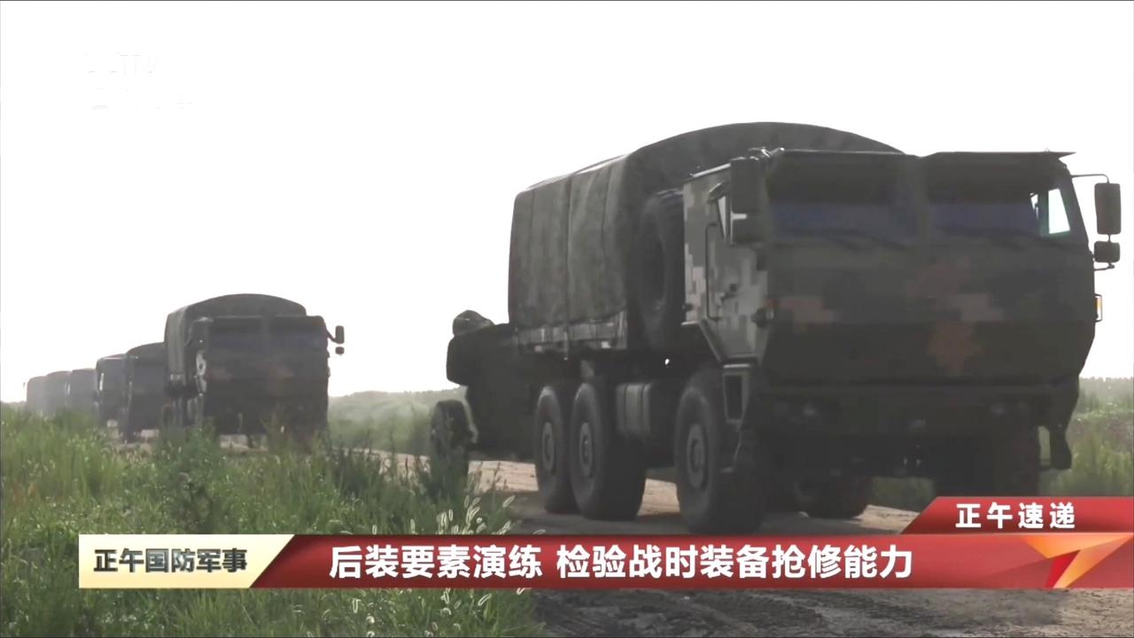 新车拉老炮，解放军炮兵部队新的PL181型车载155加榴炮和老的66式152毫米