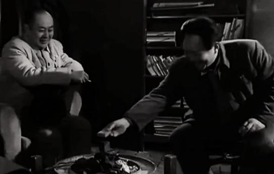 1949年，陈毅和刘伯承到西柏坡一天了，还没去看毛主席，主席说：这个两个人一定是