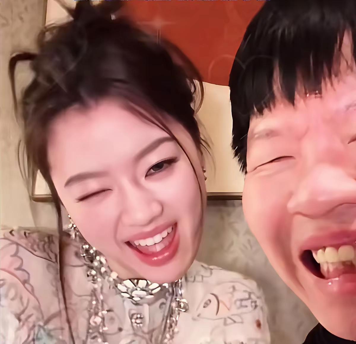 单依纯是真的火了，但她也陷入了一个很现实的尴尬：如今有名气的歌手大多能自己写歌，