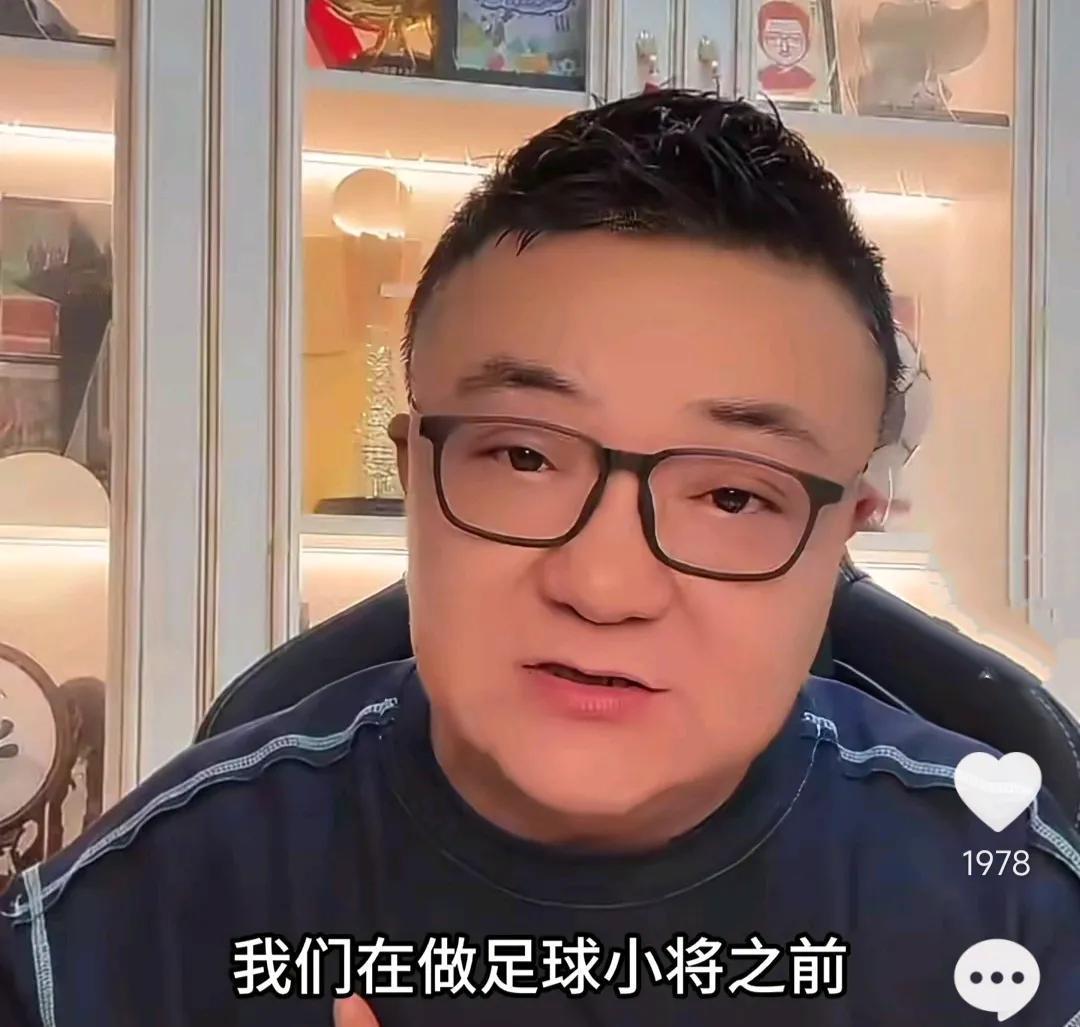 解说员董路爆了一个料。他表示，在八年前，他突然想到要为中国足球做点实在的事情。