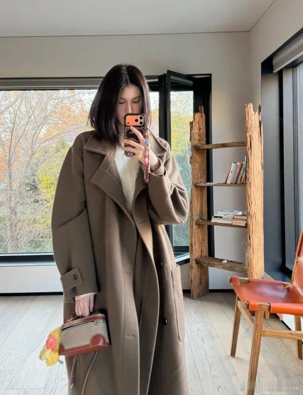 何穗刚出差回来又跑去看展览，不过自从当妈之后何穗变得有点多愁善感了，坐完月子出来